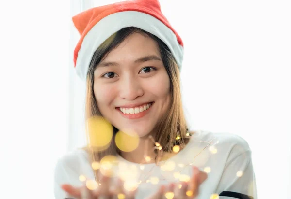 아시아 여자 착용 미소 산타 모자 들고 파티 문자열 조명 wi — 스톡 사진