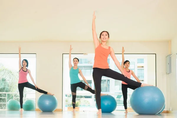 Yogales in studio kamer, groep mensen doen yoga houding met t — Stockfoto