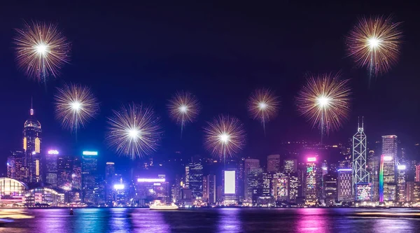 Fuegos artificiales sobre el edificio del paisaje urbano cerca del mar por la noche celebrat —  Fotos de Stock