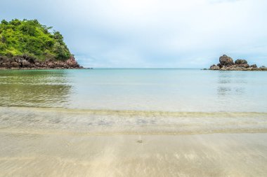 Deniz Sahil tarafında, yaz peyzaj sahne kum plaj