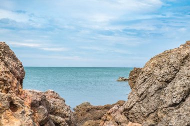 Rock sahil deniz ve mavi gökyüzü manzaralı, yaz peyzaj sahne