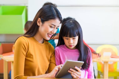 Asya kadın öğretmen öğretmek kız öğrenci cl tablet bilgisayar ile
