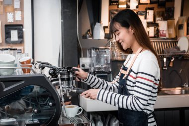 Asya kadın Barista aşınma önlük sıcak kahve menü özel yapım