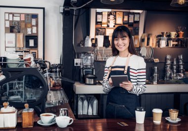 kadın barista tablet, Asya kadın garson kullanarak siparişle almak 
