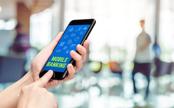 Handen håller mobil med Mobile banking word och funktioner ikonen w — Stockfoto
