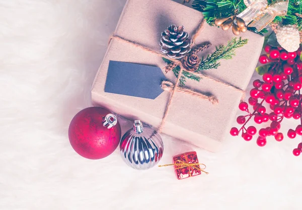 Brown paper craft warped on present box with label tag decorate — Stock Photo, Image