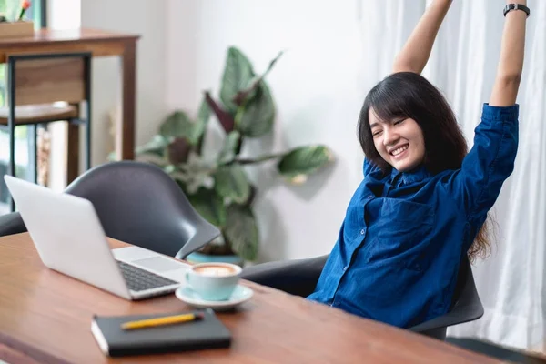 Asien kvinna koppla av efter arbetet, kvinnliga höja arm upp sträcker sig i — Stockfoto