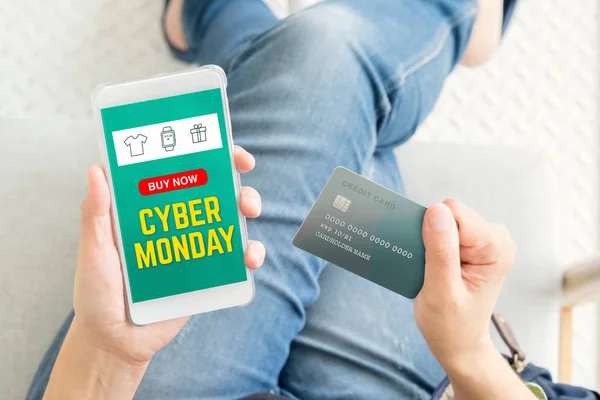 Cyber lundi vente en utilisant la carte de crédit pour acheter avec le code promo, Top v — Photo