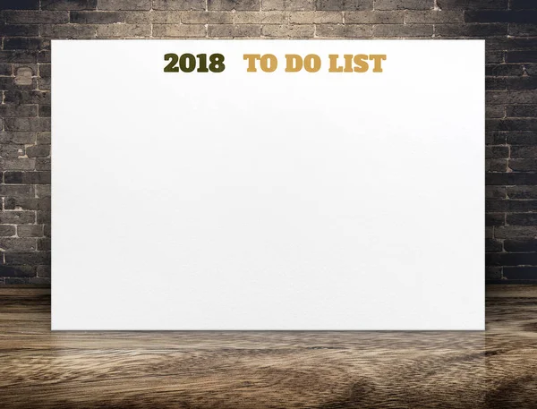 2018 para fazer lista de texto do ano novo no cartaz do livro branco no plano de madeira — Fotografia de Stock