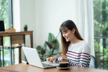 Asya kadın dizüstü compute ile kredi kartı ile alışveriş online