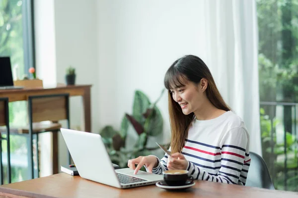 Asia donna shopping online con carta di credito con computer portatile di calcolo — Foto Stock