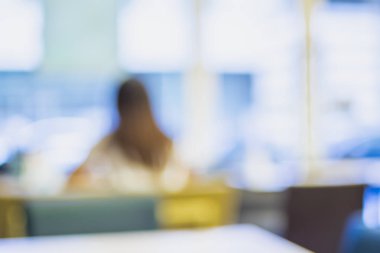 Arka plan bulanık, bilgisayara office Schüco çalışan memur