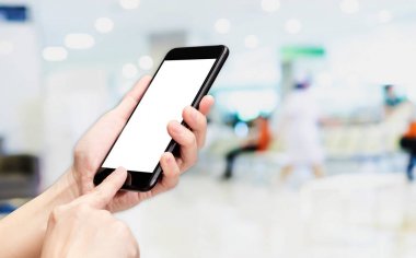 Yardım'ı tıklatın hareket eden telefon ile hastane arka plan bulanıklık hastaya