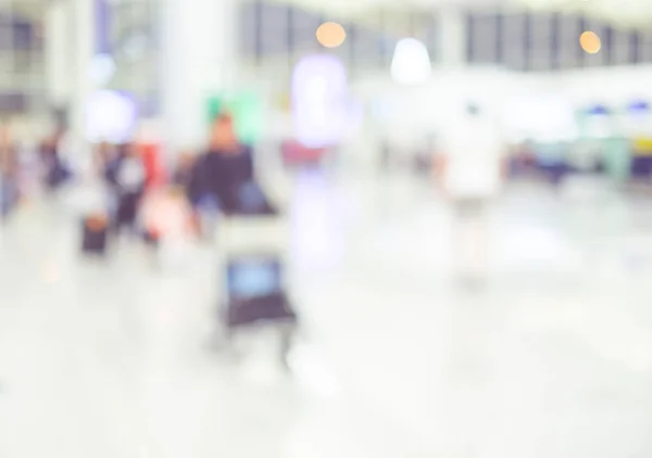 Verschwommener Hintergrund, Reisende mit Gepäck am Terminal Abflug c — Stockfoto