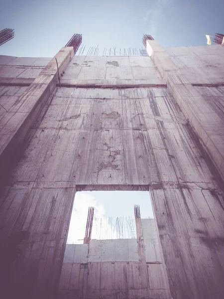 Дивлячись вгору на гранжеву бетонну будівельну стіну з рамою Вінді — стокове фото