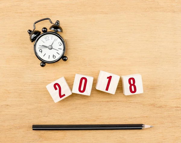 2018 červené dřevo kostky s tužkou a hodiny pohled shora na novoroční — Stock fotografie