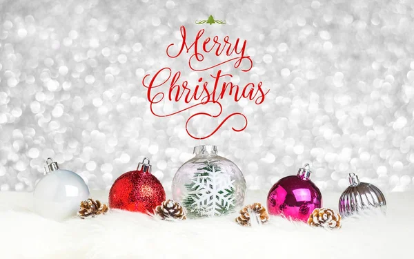 Rosso Buon Natale su palla decorazione fiocco di neve su pelliccia bianca — Foto Stock