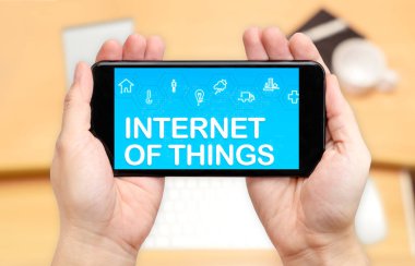 İki el holding cep telefonunuzla Internet şey (ı izliyor