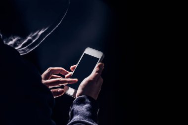 Hareket eden telefon içinde internet kesmek kullanarak kukuletalı siber suç hacker