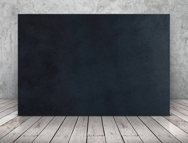 Marco largo de tela negra en blanco apoyado en la pared de hormigón en — Foto de Stock