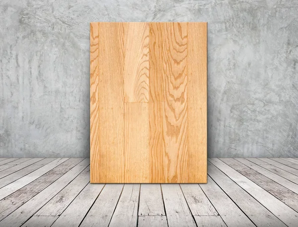 Lege vlakte frame hout leunend op betonnen muur op een houten plank — Stockfoto