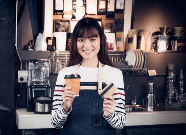 Kadın barista kahve holding go Kupası ve kredi kartı, Asya fema