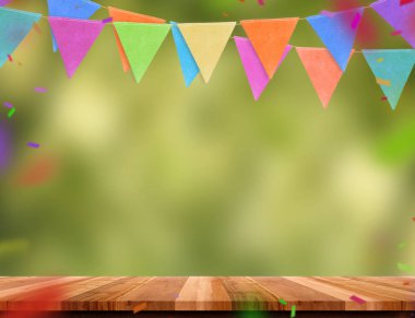 Renkli bayrak afiş ve konfeti bulanıklık yeşil ahşap tablo 