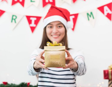 Asya xmas parti hediye vererek altın kadın kutusuna SMI arkadaşıyla