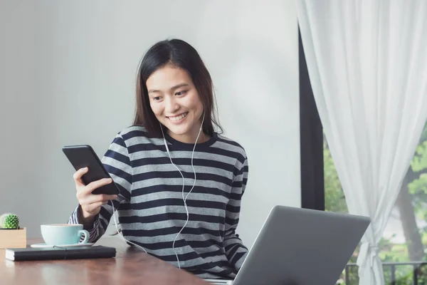Mutlu Asyalı kadın ile hareket eden sohbet kullanarak ve dizüstü bilgisayar comp kullanabilirsiniz — Stok fotoğraf
