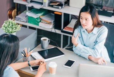 Evde Ofis Büro işiyle ilgili Toplantı iki arkadaşları nedensel