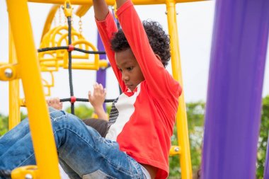 çocuk çocuk çocuk tırmanma oyuncak okulda oynamak için eğleniyor 