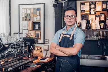 Erkek Barista Kafe sahibi çapraz mağaza sayaç bar c içinde kollarında
