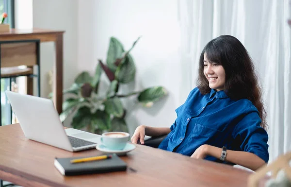 Asien kvinna koppla av efter att ha arbetat, kvinnliga titta på live streaming vi — Stockfoto