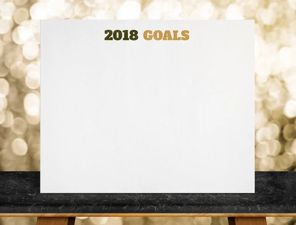 2018 goles en póster de papel blanco en mesa de mármol negro con oro — Foto de Stock