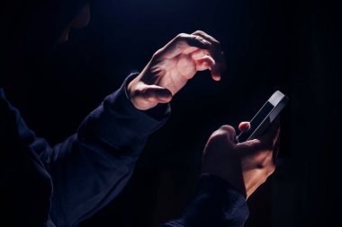 Hareket eden telefon içinde internet kesmek kullanarak kukuletalı siber suç hacker