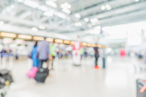 Расплывчатый фон, путешественник с багажом в терминале вылета С — стоковое фото