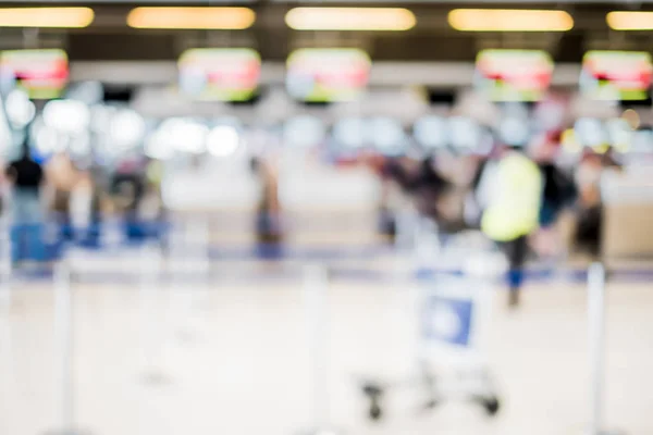 Suddig bakgrund, resenär med bagage vid Terminal avgång C — Stockfoto