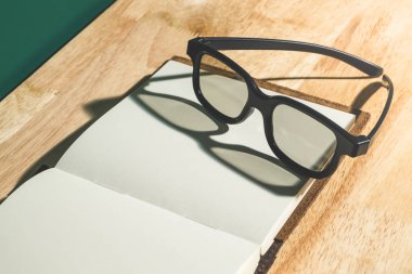 Gölge ışık f ile açık boş kitap siyah gözlük kadar kapatın