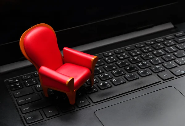 Cierre hasta mini asiento rojo en el teclado negro portátil, transmisión en vivo v — Foto de Stock