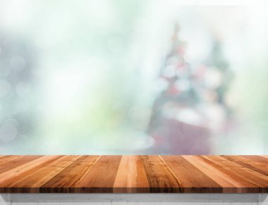 Soyut bulanıklık Noel ağacı ve kar SK ile boş ahşap masa