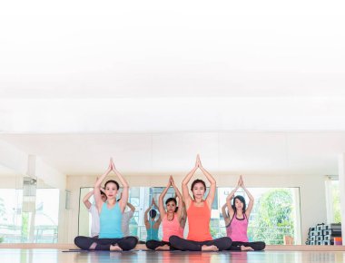 Stüdyo Oda, grup yapıyor insan yoga sınıfında ağaç poz oturmuş