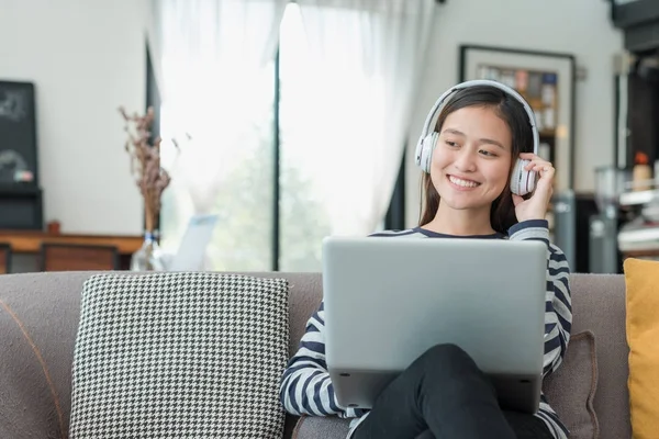 Asiatico adolescente ragazza utilizzando computer portatile e ascoltare musica su — Foto Stock