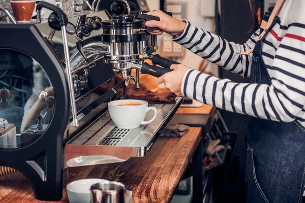 Close up mulher barista fazendo café quente com máquina no balcão — Fotografia de Stock