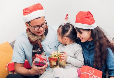 Mutlu aile Asya aile giymek santa claus şapka exchange Noel