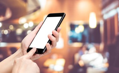 El tıklatın Restoran arka plan bulanıklık aşçı ile cep telefonu 