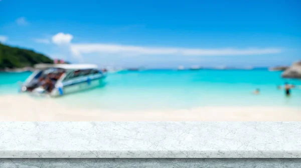 Plateau vide en marbre blanc avec mer floue et ciel bleu avec — Photo