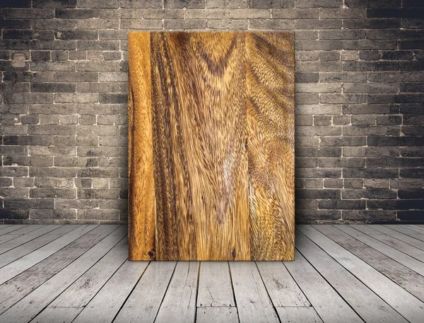 Leere Holzdielen an Grunge-Ziegelwand und Holzdielen — Stockfoto