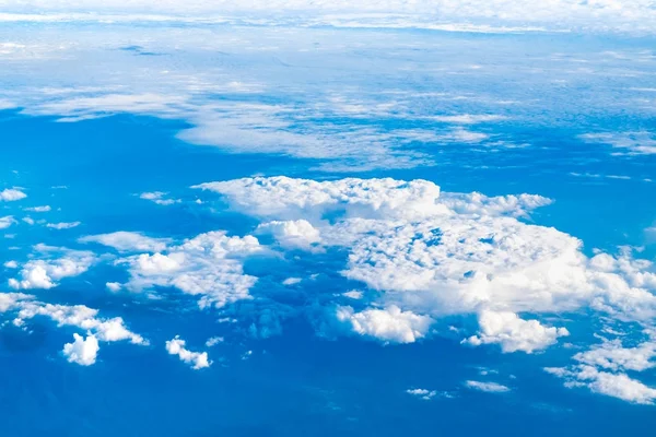 Ciel bleu et nuages Vue de dessus depuis la fenêtre de l'avion, Nature backgrou — Photo