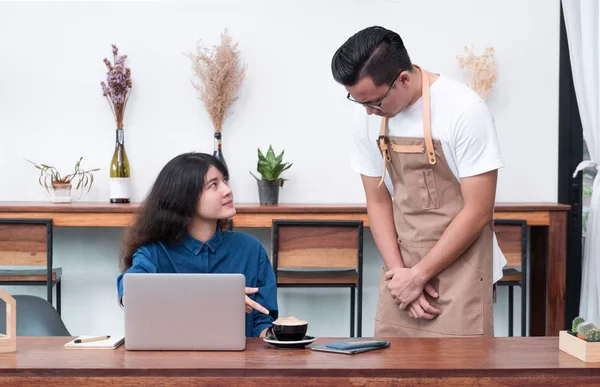 Asien kvinna kunden klagar till servitör om mat i café res — Stockfoto