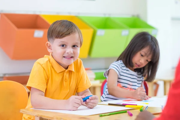 Caucásico chico etnia niño sonriendo blanco aprendizaje en el aula — Foto de Stock